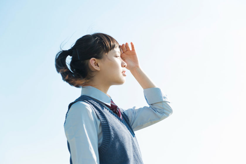 制服姿で前を向く学生のイメージ