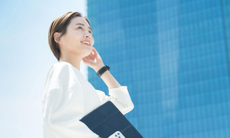 頭痛を気にせず、前向きに毎日を過ごす女性のイメージ