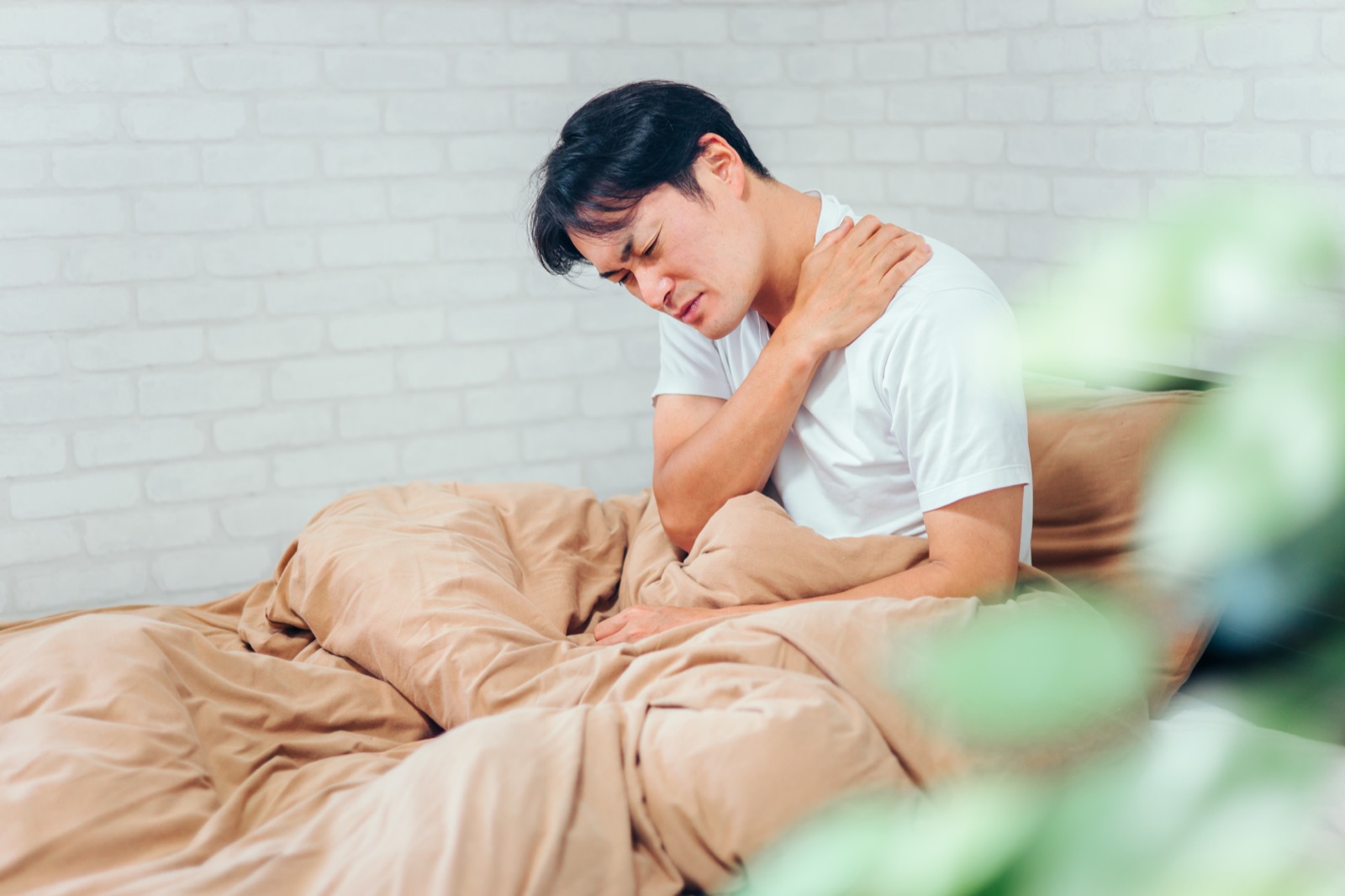 首や肩の痛み・手のしびれに悩む男性のイメージ